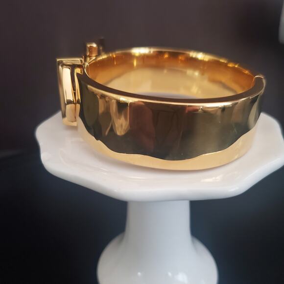 Juicy Couture Wide Hinged Buckle Bangle Bracelet‎ Gold Tone Signed Chunky - Picture 4 of 10
